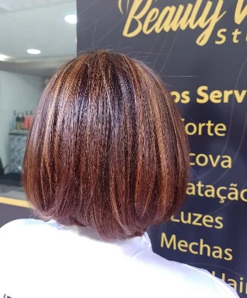 Corte chanel reto com reflexos avermelhados