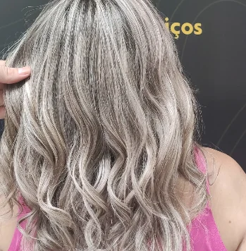Mechas peroladas acinzentadas com ondas