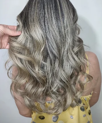 Mechas acinzentadas e loiras em cabelo ondulado
