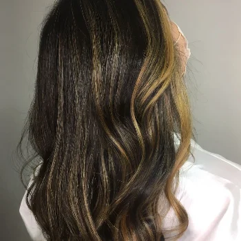 Cabelo escuro com reflexos dourados