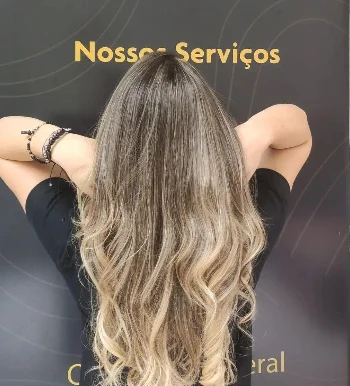 Degradê do castanho ao loiro com pontas onduladas